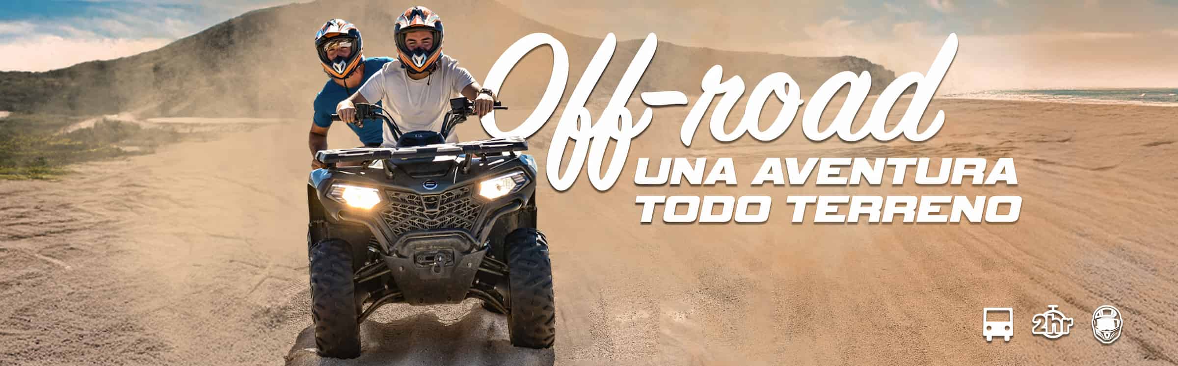 Pareja conduciendo ATV en ruta desértica en Cabo San Lucas
