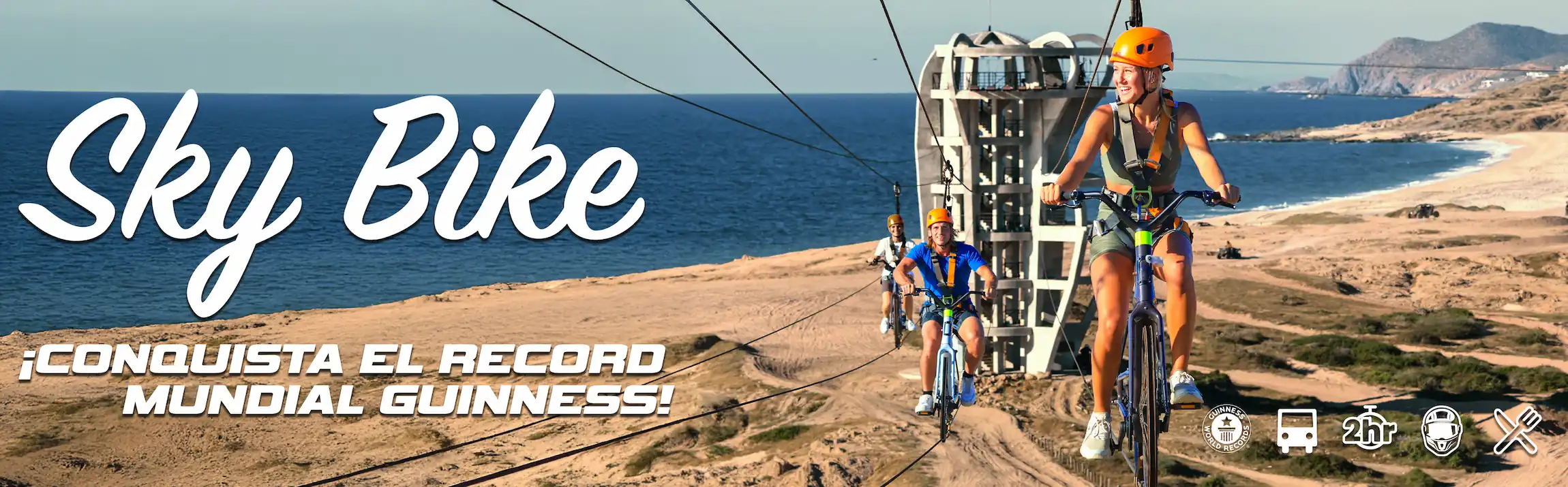Personas recorriendo circuito Sky Bike suspendido sobre el desierto en Cabo San Lucas