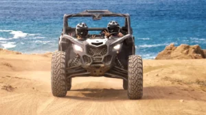Can-Am Maverick X3 recorriendo sendero frente al mar en tour off road en Los Cabos