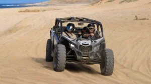 Can-Am Maverick X3 recorriendo dunas en tour off road frente al océano en Los Cabos