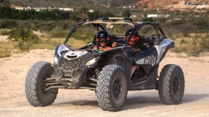 Pareja conduciendo Can-Am Maverick X3 en tour off road por el desierto de Los Cabos